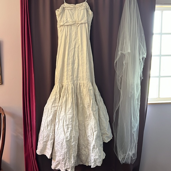 Nicole Miller HG0015 Wedding dress Metallic taffeta NWT  twist front veil 16 - Picture 4 of 16